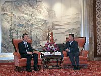 中大候任校長沈祖堯教授（左）與寧波市毛光烈市長（右）會晤。